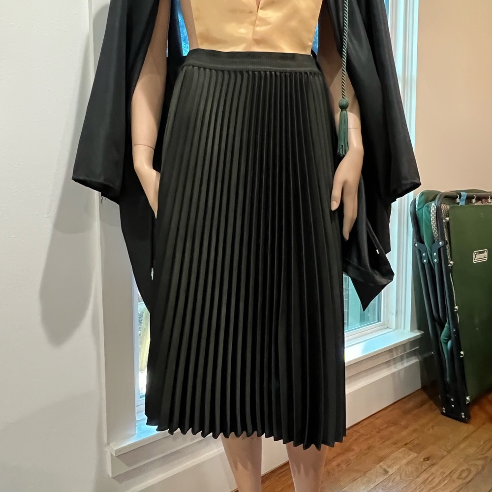 H&M pleated black skirt